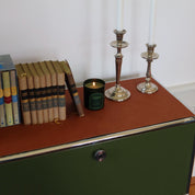 Fosure Candles Tuscanian Breeze Duftkerze auf USM Haller Sideboard am brennen